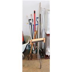 BUNDLE OF ASSORTED GARDEN TOOLS.