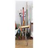 Image 1 : BUNDLE OF ASSORTED GARDEN TOOLS.