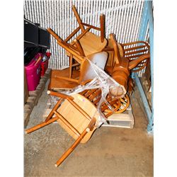 OAK TABLE WITH 4 CHAIRS AND ONE LEAF.