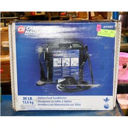CAMPBELL HAUSFELD 30 LBS SIPHON FEED SANDBLASTER