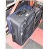 Image 1 : LOT OF 3 LARGE LIGHTWEIGHT SUITCASES