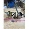 Image 1 : LOT OF 2 OIL CANS AND EXTRA SPOUTS