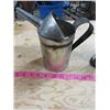 Image 2 : LOT OF 2 OIL CANS AND EXTRA SPOUTS