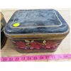 Image 2 : LOT OF 2 TINS WITH ROSE DESIGN