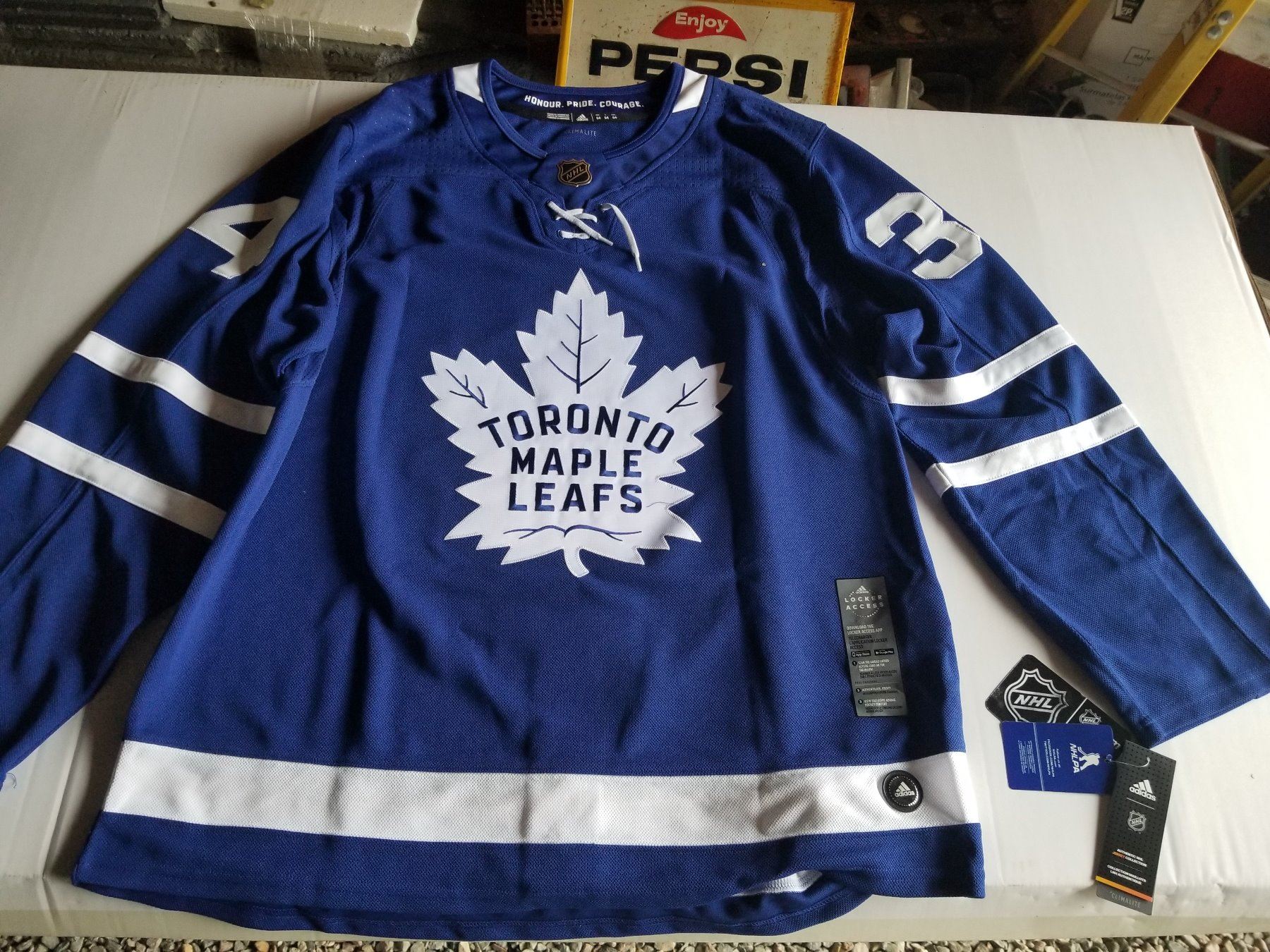 TORONTO MAPLE LEAFS JERSEY (SIGNED BY AUSTIN MATTHEWS) SIZE XL *BRAND NEW* TORONTO MAPLE LEAFS JERSEY (SIGNED BY AUSTIN MATTHEWS) SIZE XL *BRAND NEW*