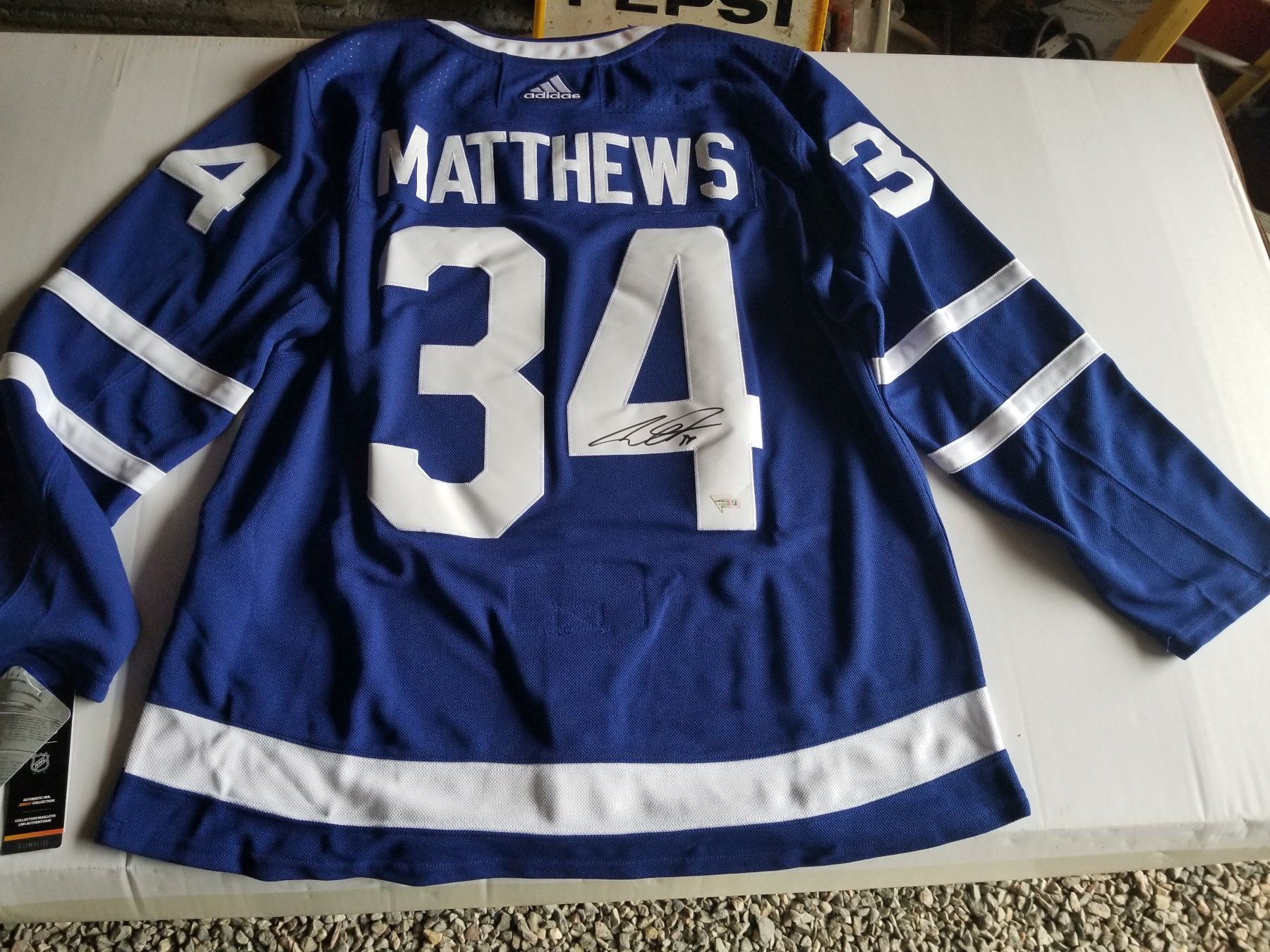 TORONTO MAPLE LEAFS JERSEY (SIGNED BY AUSTIN MATTHEWS) SIZE XL *BRAND NEW* TORONTO MAPLE LEAFS JERSEY (SIGNED BY AUSTIN MATTHEWS) SIZE XL *BRAND NEW*