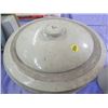 Image 3 : 4 GALLON MEDALTA STONEWARE AND LID (NO CHIPS OR CRACKS)