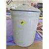 Image 1 : 1 GALLON CROCK AND LID (LID HAS SMALL CHIP)