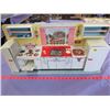 Image 1 : TIN TOY KITCHENETTE (1950S) *PRETTY MAIS* (WITH ALL ACCESSORIES)