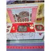 Image 3 : TIN TOY KITCHENETTE (1950S) *PRETTY MAIS* (WITH ALL ACCESSORIES)