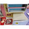 Image 7 : TIN TOY KITCHENETTE (1950S) *PRETTY MAIS* (WITH ALL ACCESSORIES)