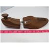 Image 2 : LOT OF 2 SHOE STRECHERS