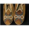 Image 2 : PAIR OF NORTHERN PLAINS HAND CRAFTED LEATHER MOCCASINS