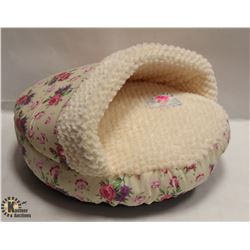 SHABBY CHIC HIDEAWAY BED.