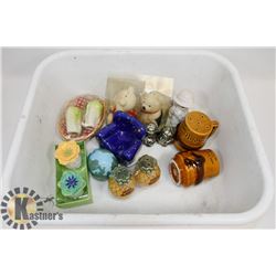 LOT OF VINTAGE SALT & PEPPER SHAKERS