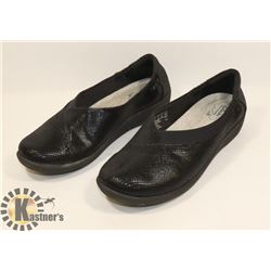 NEW CLARKS LADIES 8IZE 8.5 SHOES