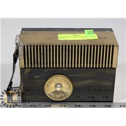 1940S FANCY SWIRL BAKELITE TUBE RADIO.