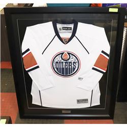 FRAMED OILERS JERSEY TEAM SIGNED IN PRESENTATION
