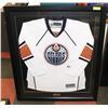 Image 1 : FRAMED OILERS JERSEY TEAM SIGNED IN PRESENTATION
