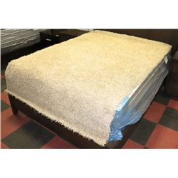 BEIGE AREA RUG APPROX 5FT X 7FT.