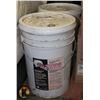 Image 1 : LOT OF 2- 20L PAILS FS 2000 LIQUID ANTI-ICING