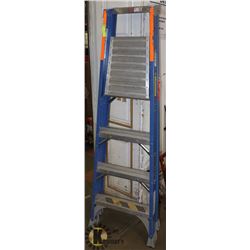 LOUISVILLE 6' LADDER WITH 4' PLATFORM FIBERGLASS