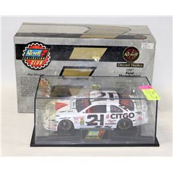 REVELL 1997 FORD THUNDERBIRD LIMITED 1:24 SCALE