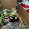 Image 3 : LOT OF GARDEN DECOR, FIGURES, SOLAR LAMPS, BASKET OF RUGS, TOTES, AND FANS