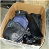 Image 2 : 2 BOXES OF HANDBAGS