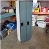 Image 1 : BANK OF 2 LOCKERS 6 FOOT TALL, 2 FOOT WIDE, 17 INCHES DEEP