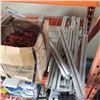 Image 1 : LOT OF ALUMINUM SLIDE BARS AND BOX OF STEEL STRAPPING CLAMPS