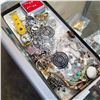 Image 1 : TRAY OF ESTATE JEWELLERY