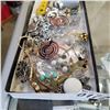 Image 3 : TRAY OF ESTATE JEWELLERY