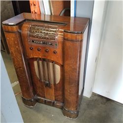 ANTIQUE RCA VICTOR RADIO