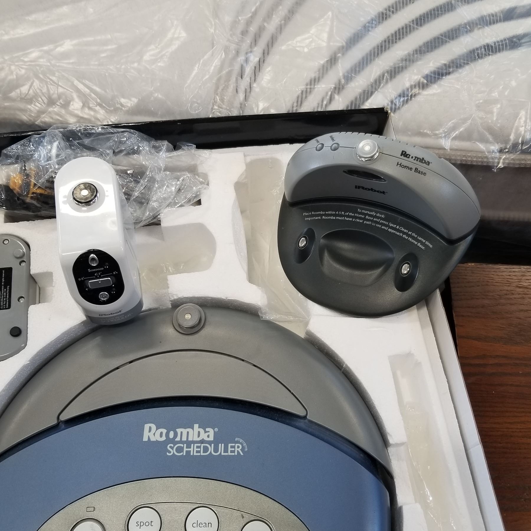 ROOMBA SCHEDULER VACUUMING ROBOT 2.1, NEEDS POWER SUPPLY FOR CHARGER