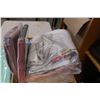 Image 2 : BOX OF SHEETS AND TABLE CLOTH