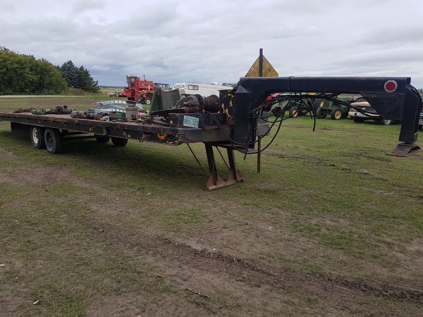 35' Gooseneck Flatdeck Trailer w/Hydraulic Tilt & Hydraulic Winch