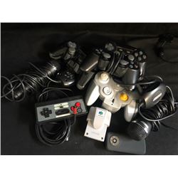 VIDEO GAME ACCESSORIES LOT (CONTROLLERS...)