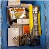 Image 1 : TOTE OF LIGHT BULBS