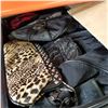 Image 2 : TOTE OF HAND BAGS AND CAPS