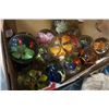 Image 2 : TRAY OF ART GLASS PAPER WEIGHTS