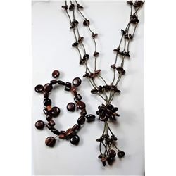 21)  WOODEN NECKLACE AND BRACELET SET