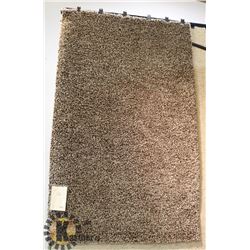 23) LOUNGE CARPET 7X10