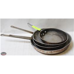 GROUP OF 4 ASSORTED SIZED COMMERCIAL FRYING PANS