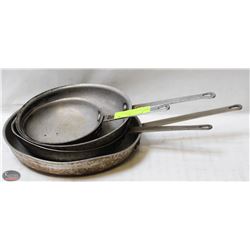 GROUP OF 4 ASSORTED SIZED COMMERCIAL FRYING PANS