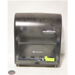 EN MOTION TOUCHLESS TOWEL DISPENSER