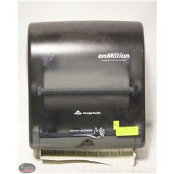 EN MOTION TOUCHLESS TOWEL DISPENSER