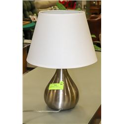BRUSHED NICKLE TABLE LAMP.