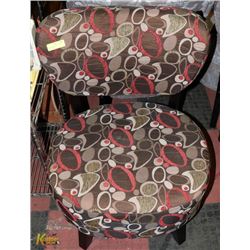 RED & BROWN ABSTRACT FABRIC ACCENT CHAIR.