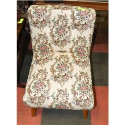 FLORAL PRINT SIDE CHAIR.